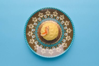 Çikolatalı hindistancevizli mango chia tohumu tatlısı. Kutlama ya da sevgililer günü için lezzetli ve tatlı yiyecekler. Parlak pastel mavi arka planda eşsiz bir tabakta servis ediliyor. Boşluk afişini kopyala.