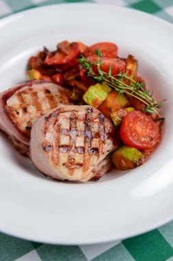 Taze et ve sebzeler ızgarada hazır. Et ve sebzeler. Mevsimlik yaz yemeği konsepti, barbekü konsepti.