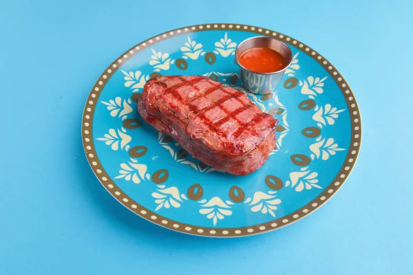 Bife grelhado suculento gourmet com sabor a pimenta e manjericão. Conceito para uma refeição saborosa e saudável . — Fotografia de Stock