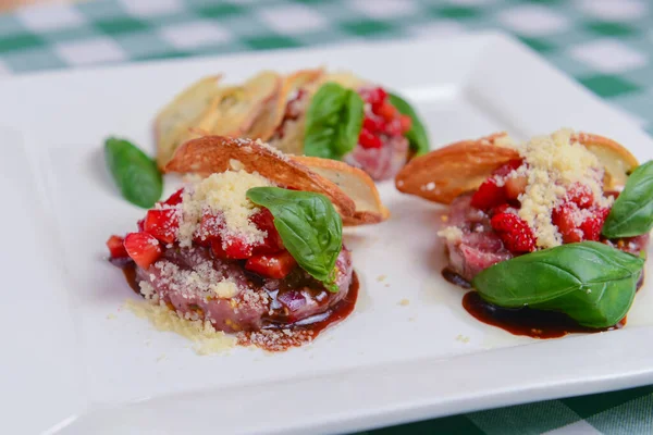 Traditioneel Italiaans voorgerecht Bruschetta met geroosterde tomaten, mozzarella kaas, aardbeien, knoflook en kruiden. — Stockfoto