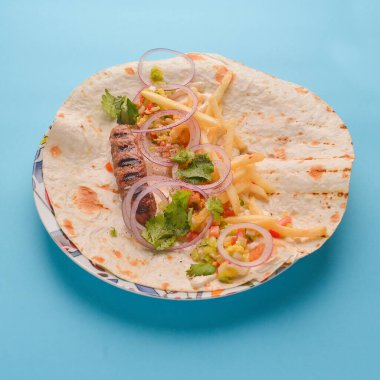 Sandviçi paketle. Doldurulmuş lahanalı ekmek - ızgara sosis, patates kızartması ve sebze. Fast food, abur cubur konsepti. Pastel mavi arkaplanda izole edilmiş.