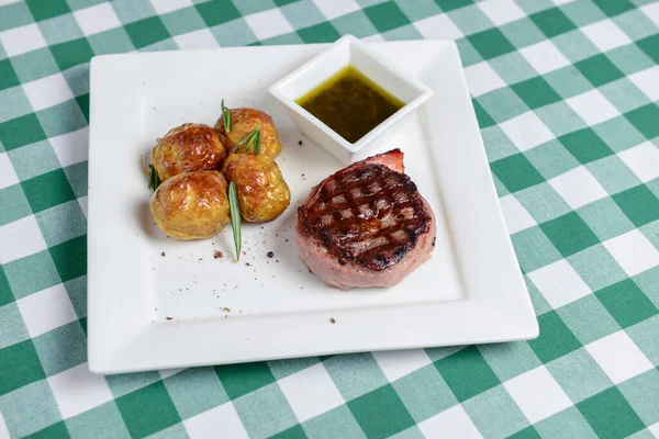 Gegrilde Biefstuk Geserveerd Met Gebakken Aardappelen Saus Een Wit Bord — Stockfoto