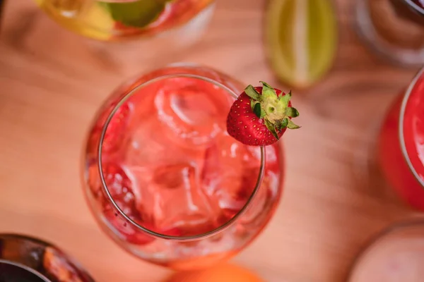 Sommerdrinks Mit Fruchtsaft Und Eis Erfrischende Sommergetränke Verschiedenen Gläsern Vor — Stockfoto