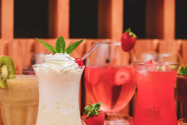 Bebidas Verão Com Suco Frutas Gelo Bebidas Refrescantes Verão Diferentes — Fotografia de Stock