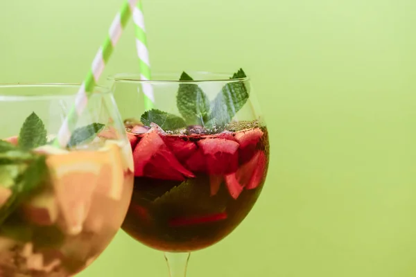 Letnie Napoje Sokiem Owocowym Lodem Orzeźwiające Napoje Letnie Różnych Szklankach — Zdjęcie stockowe