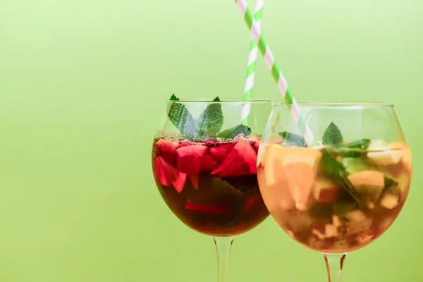 Sommardrinkar Med Fruktjuice Och Uppfriskande Sommardrycker Olika Glas Över Grön — Stockfoto