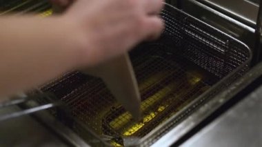 Ayçiçeği yağında kızartılmış etli börek, kızartma. Fast food, abur cubur. Geleneksel Gürcü yemeği. Mutfakta yemek yapma süreci..