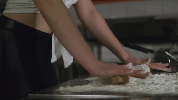 Młoda Atrakcyjna Dorosła Kobieta Ugniatająca Ciasto Mąką Stole Sexy Piękne — Wideo stockowe
