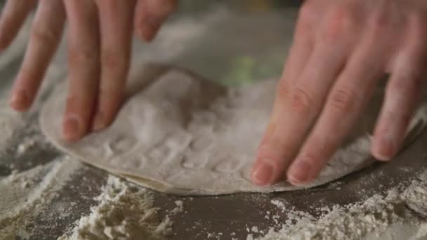 チェビショックを作る魅力的な大人の女性 グルジア料理 料理を作る過程 キッチンで調理する 生チェビューク — ストック動画