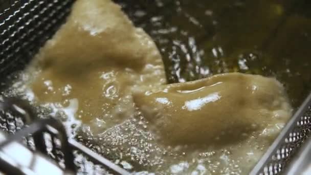 意大利面 肉用葵花籽油煎 垃圾食品 传统的格鲁吉亚菜 在厨房里做饭的过程 — 图库视频影像