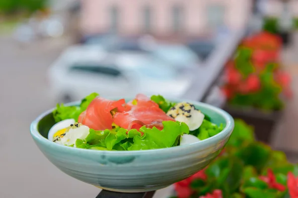 Salada Arroz Legumes Deliciosa Salada Legumes Saudável Com Peixe Salmão — Fotografia de Stock