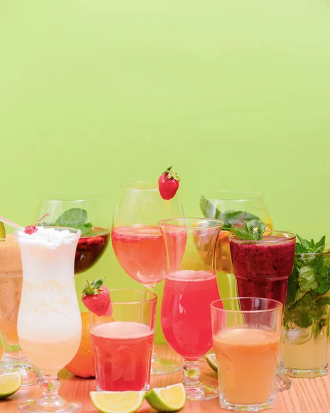 Zomerdrankjes Met Vruchtensap Ijs Verfrissende Zomerdrankjes Verschillende Glazen Groene Achtergrond — Stockfoto