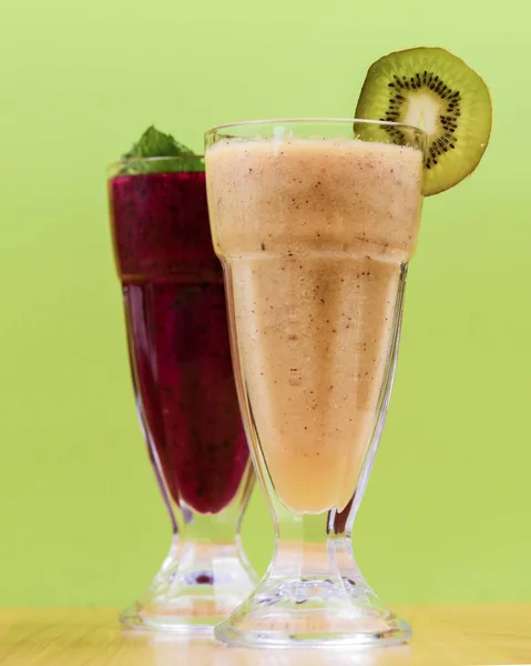 Bebidas Verão Com Suco Frutas Gelo Bebidas Refrescantes Verão Diferentes — Fotografia de Stock
