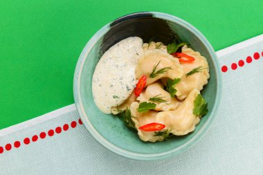 Ukrayna yemeği Vareniki, Ukrayna hamur köftesi, soslu pierogi - beyaz masa örtüsü üzerinde servis edilen geleneksel Ukrayna yemeği.