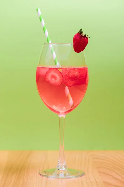 Sommerdrinks Mit Fruchtsaft Und Eis Erfrischende Sommergetränke Verschiedenen Gläsern Vor — Stockfoto