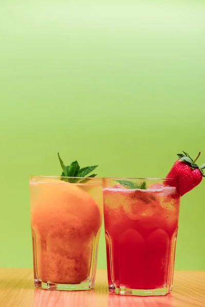 Bebidas Verão Com Suco Frutas Gelo Bebidas Refrescantes Verão Diferentes — Fotografia de Stock