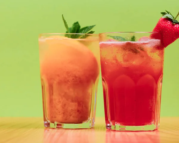 フルーツジュースと氷で夏の飲み物 緑の背景に異なるガラスの中で夏の飲み物をリフレッシュ アルコール飲料のコンセプト — ストック写真