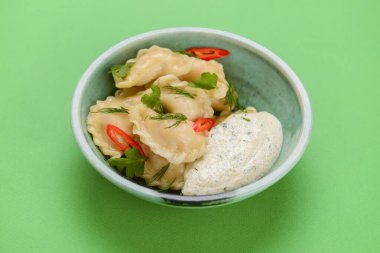 Ukrayna yemeği Vareniki, Ukrayna hamur köftesi, soslu pierogi - beyaz masa örtüsü üzerinde servis edilen geleneksel Ukrayna yemeği.