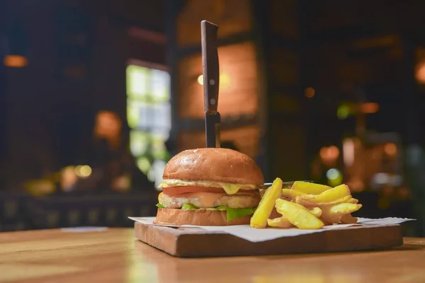 Lahodný Šťavnatý Cheeseburger Servírovaný Hranolkami Rustikální Dřevěné Desce Stole Baru — Stock fotografie