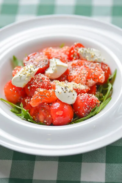 Tomaten Und Lachssalat Mit Käse Und Gewürzen Traditionelle Italienische Küche — Stockfoto