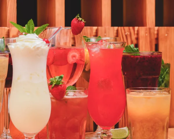 Zomerdrankjes Met Vruchtensap Ijs Verfrissende Zomerdrankjes Verschillende Glazen Rustieke Houten — Stockfoto