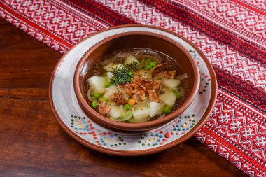 Et ve sebzeli geleneksel Ukrayna çorbası. Ukrayna mutfağı, sağlıklı çorba. Geleneksel masa örtüsü.