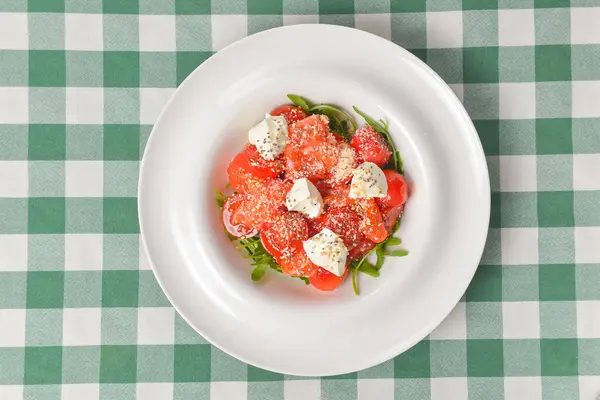 Salade Tomates Saumon Avec Fromage Épices Cuisine Italienne Traditionnelle Concept — Photo
