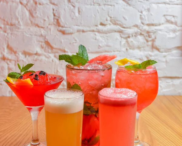 Zomer Cocktails Frisdranken Met Stukjes Fruit Houten Tafel Verfrissend Zomerdrankje — Stockfoto