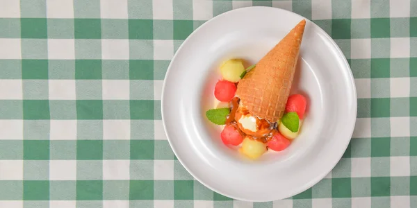 Glace Melon Rafraîchissante Avec Cône Dans Une Assiette Blanche Délicieux — Photo