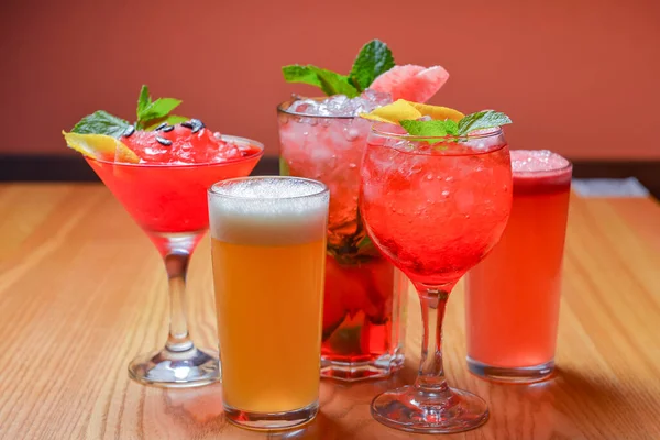 Sommercocktails Und Erfrischungsgetränke Mit Obststücken Auf Einem Holztisch Erfrischendes Sommergetränk — Stockfoto