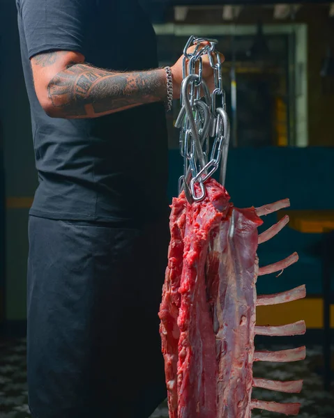 Carnicero Sosteniendo Trozo Carne Cruda Encadenada Fabricación Carne Hombre Fuerte — Foto de Stock