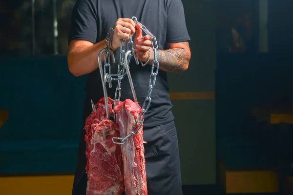 Carnicero Sosteniendo Trozo Carne Cruda Encadenada Fabricación Carne Hombre Fuerte — Foto de Stock