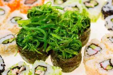 Japon suşisi ve rulo beyaz arka planda.