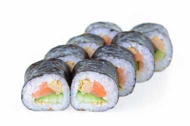 Sekiz suşi taze makarna, beyaza izole edilmiş. Philadelphia peynirli makarna seti. Japon mutfağı..