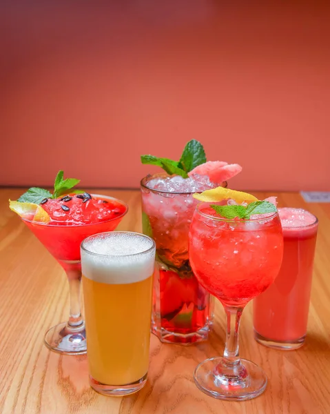 Zomer Cocktails Frisdranken Met Stukjes Fruit Houten Tafel Verfrissend Zomerdrankje — Stockfoto