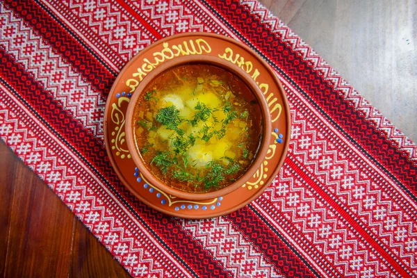 Картина миски традиційного курячого супу на тлі червоного столу. Смачна концепція вечері . — стокове фото