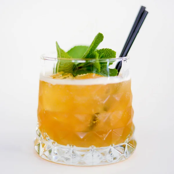 Gele en groene kleurrijke verfrissende cocktail met ijs, munt en limoen. Fruit tropische mix drank. — Stockfoto
