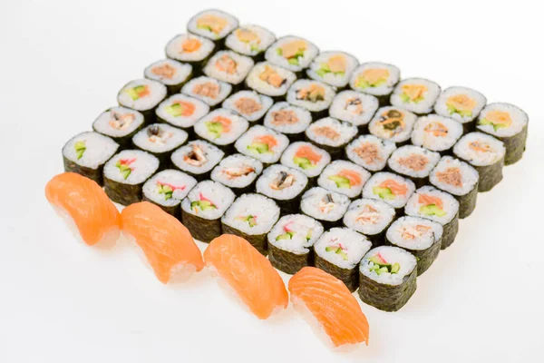 Japonais grand sushi and roll ensemble sur un fond blanc — Photo