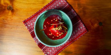 Kuru üzümlü, şekerli ve cevizli nefis bir elma geleneksel Ukrayna kırmızı masa örtüsünün üzerinde servis edilir. Geleneksel tatlı, çay zamanı. Elma şekeri.