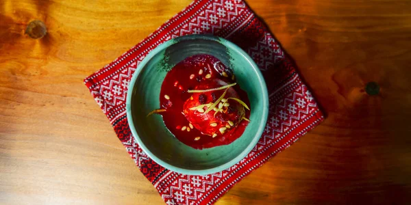 Kuru üzümlü, şekerli ve cevizli nefis bir elma geleneksel Ukrayna kırmızı masa örtüsünün üzerinde servis edilir. Geleneksel tatlı, çay zamanı. Elma şekeri.
