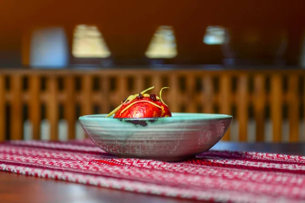 우크라이나 전통적 테이블 접시에 건포도 소오스 호두를 곁들인 맛있는 사과를 — 스톡 사진