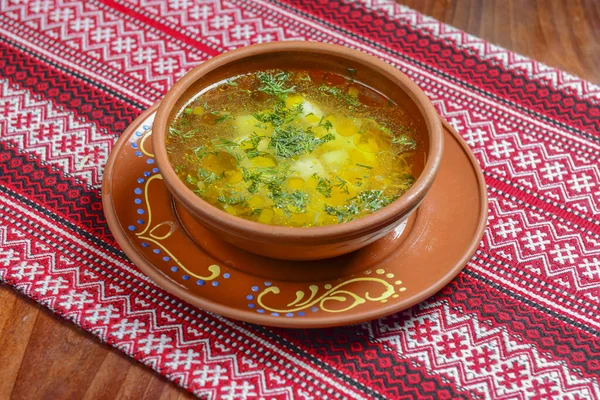 Картина Чаши Традиционного Куриного Супа Фоне Красного Скатерти Вкусный Ужин — стоковое фото