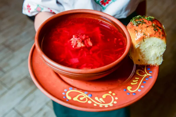 Украинский Традиционный Борщ Русский Вегетарианский Красный Суп Керамической Миске Официант — стоковое фото