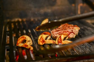 Domuz eti ve mantarlı et yaz aile yemeği için ızgara ızgara sebzeli sebze. Barbekü mangalı konsepti. Lezzetli yemek..