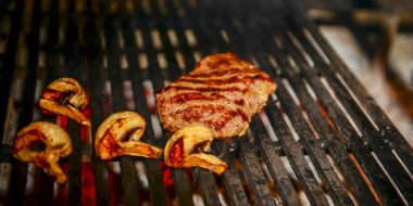 Domuz eti ve mantarlı et yaz aile yemeği için ızgara ızgara sebzeli sebze. Barbekü mangalı konsepti. Lezzetli yemek..