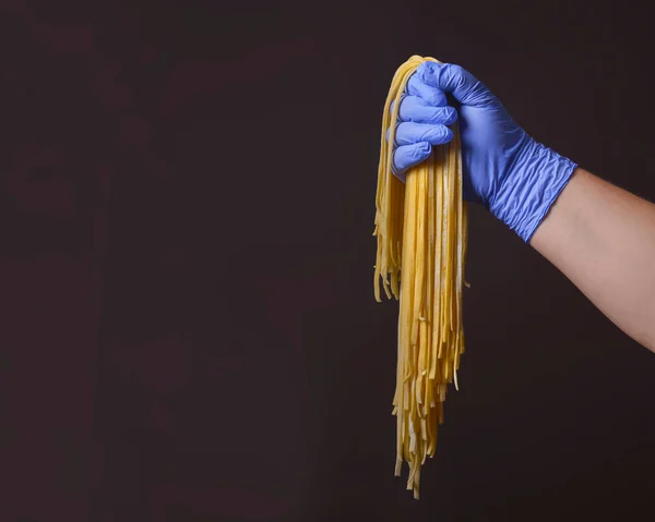 Mãos Femininas Segurando Macarrão Pici Sobre Fundo Preto Estilo Rústico — Fotografia de Stock