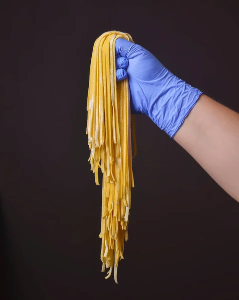 Vrouwelijke Handen Houden Pasta Pici Zwarte Achtergrond Donkere Rustieke Stijl — Stockfoto