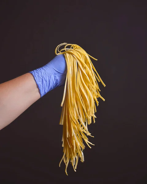 Kvindelige Hænder Holder Pasta Pici Sort Baggrund Mørk Rustik Stil - Stock-foto