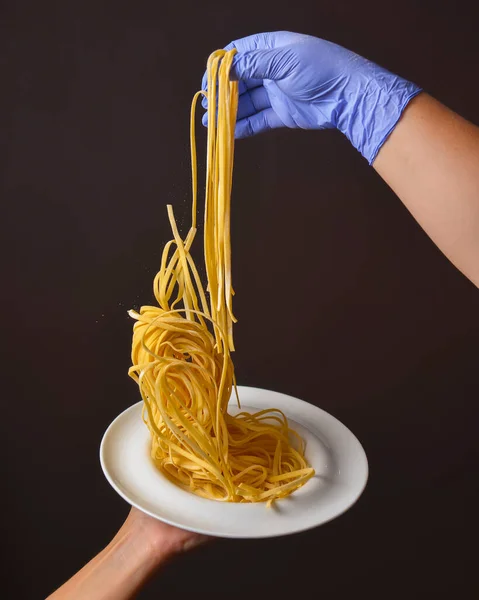 Weibliche Hände Halten Pasta Pici Über Schwarzem Hintergrund Düsterer Rustikaler — Stockfoto