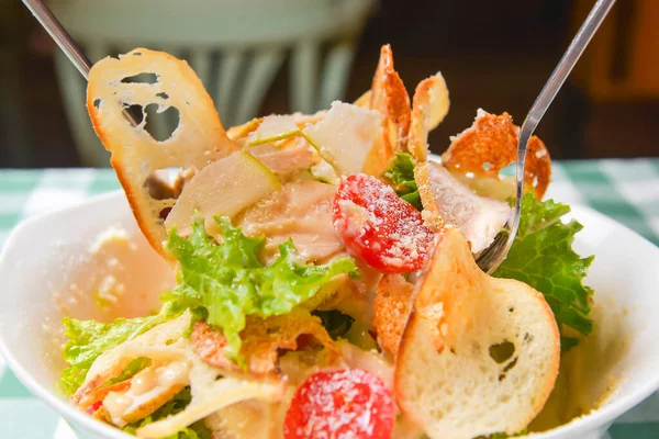 Taze sezar salatalı tabak. Kapatın. Geleneksel İtalyan mutfağı kavramı. Lezzetli sağlıklı salata, sağlıklı yeme konsepti.